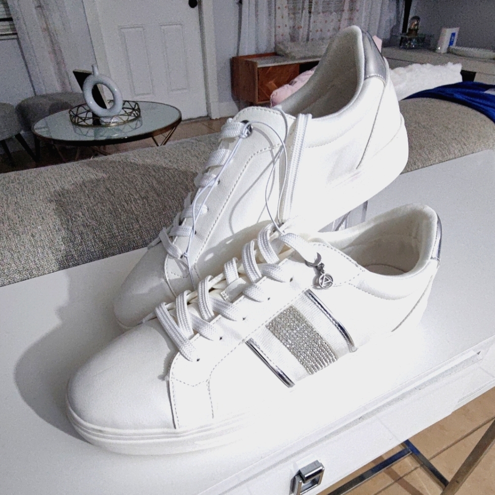 ALDO Women's Valenzia Sneaker Color White And Silver Size 11